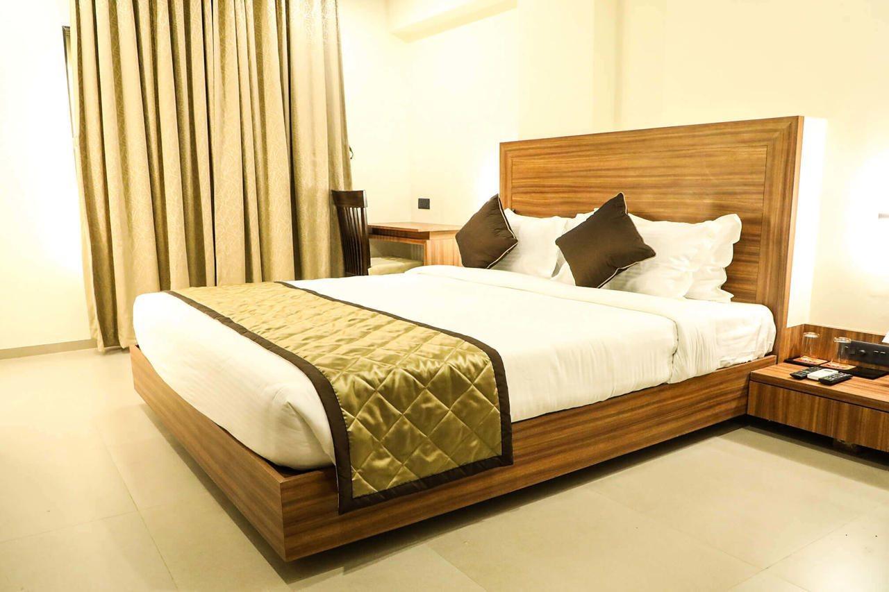 Kyriad Hotel Solapur By Othpl Екстериор снимка
