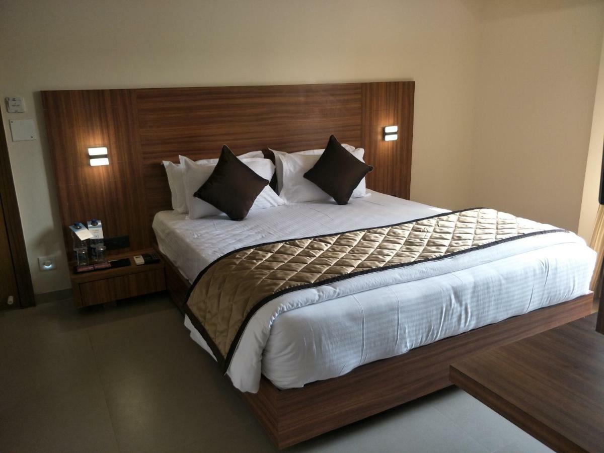 Kyriad Hotel Solapur By Othpl Екстериор снимка