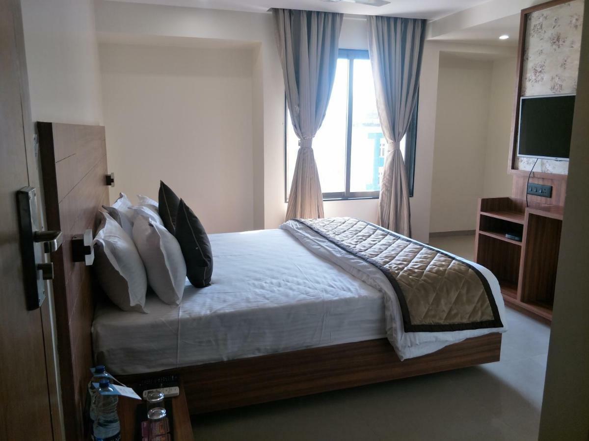 Kyriad Hotel Solapur By Othpl Екстериор снимка