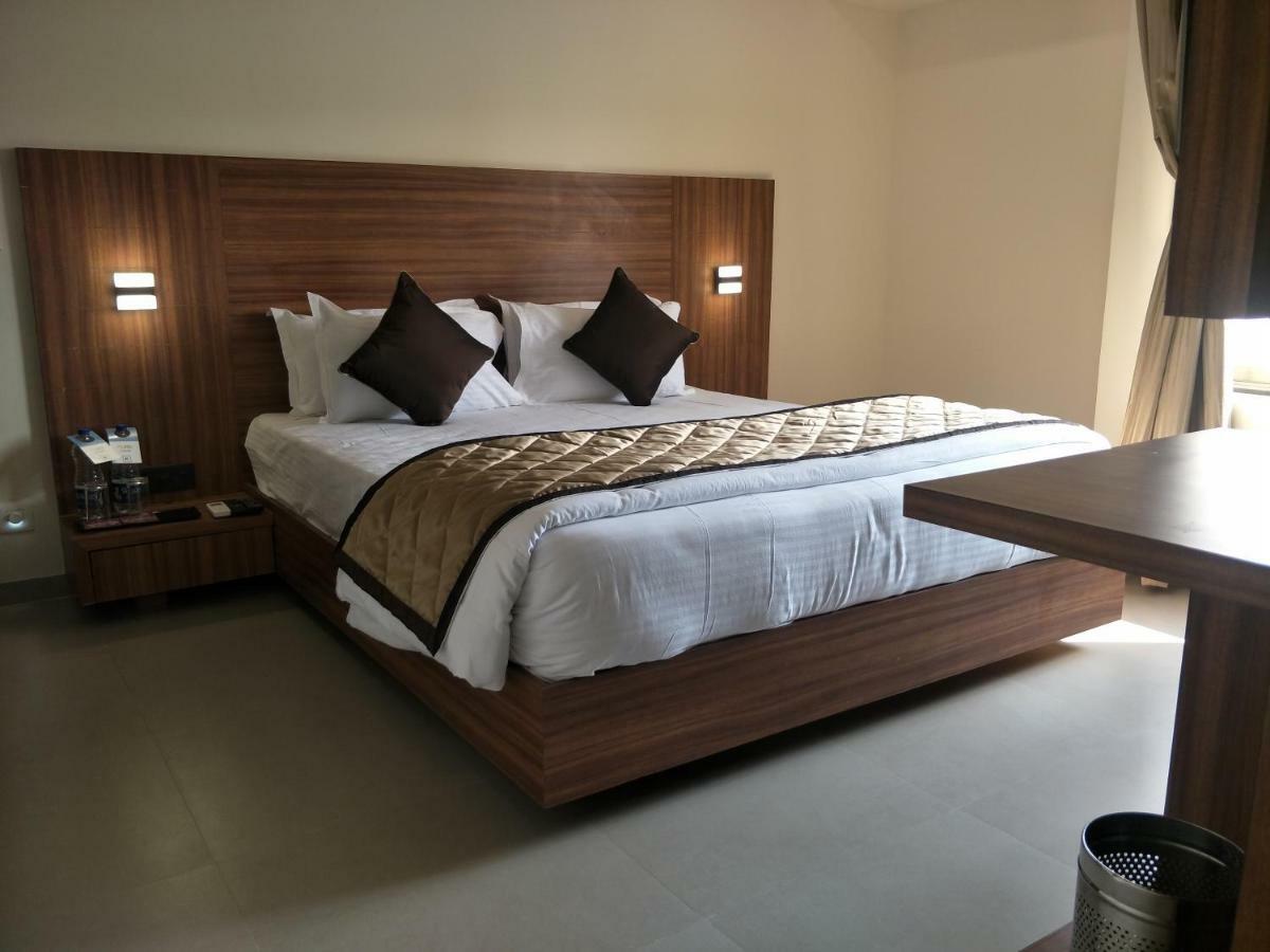 Kyriad Hotel Solapur By Othpl Екстериор снимка