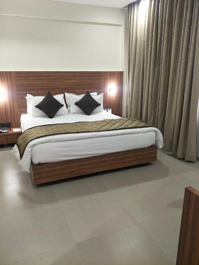 Kyriad Hotel Solapur By Othpl Екстериор снимка