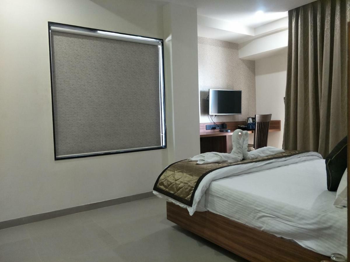 Kyriad Hotel Solapur By Othpl Екстериор снимка