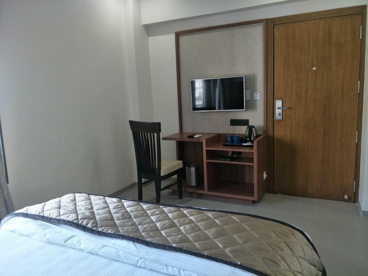 Kyriad Hotel Solapur By Othpl Екстериор снимка
