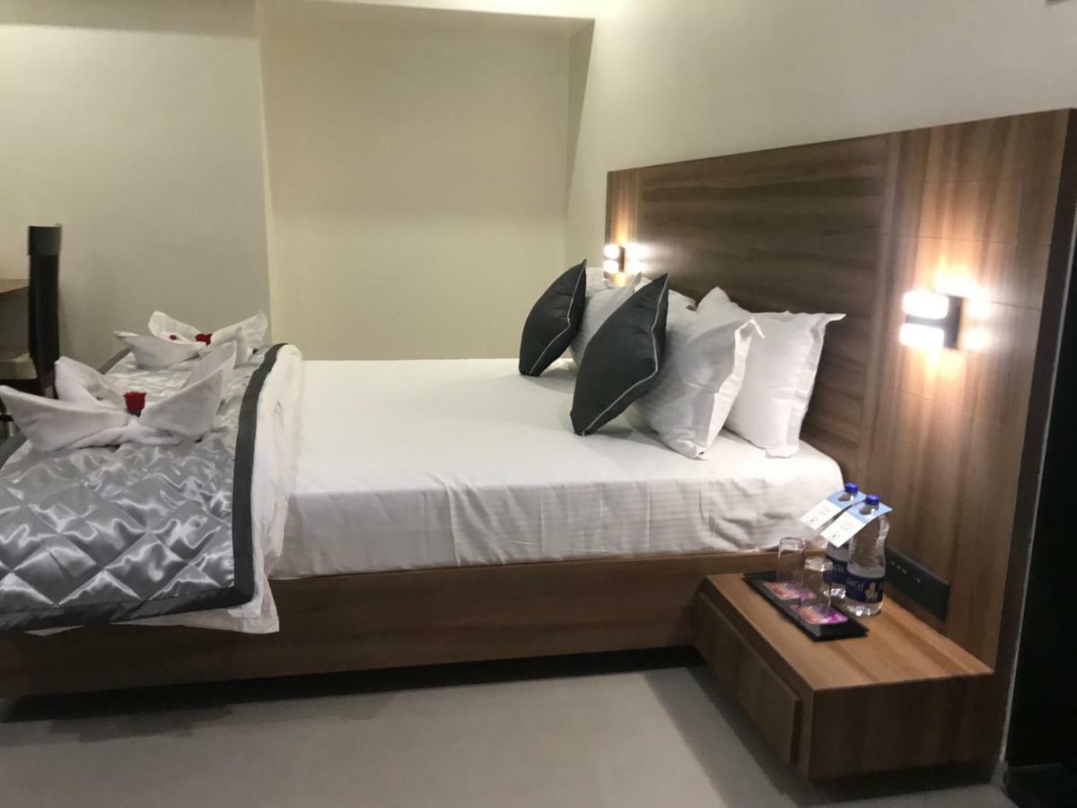 Kyriad Hotel Solapur By Othpl Екстериор снимка