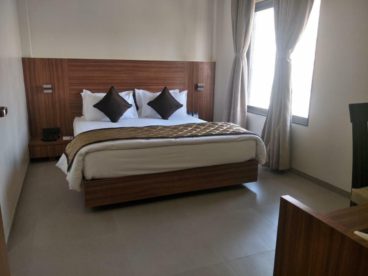 Kyriad Hotel Solapur By Othpl Екстериор снимка