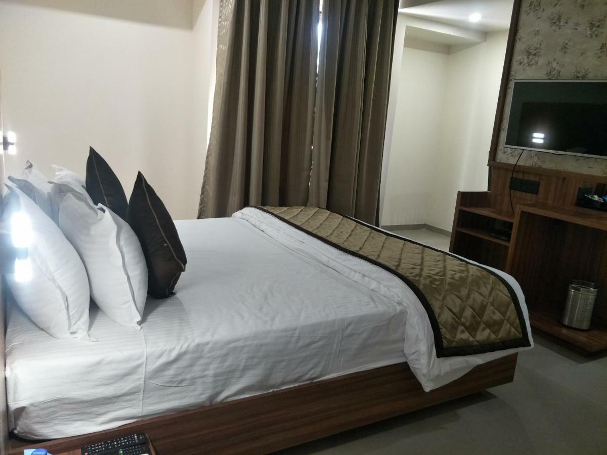 Kyriad Hotel Solapur By Othpl Екстериор снимка