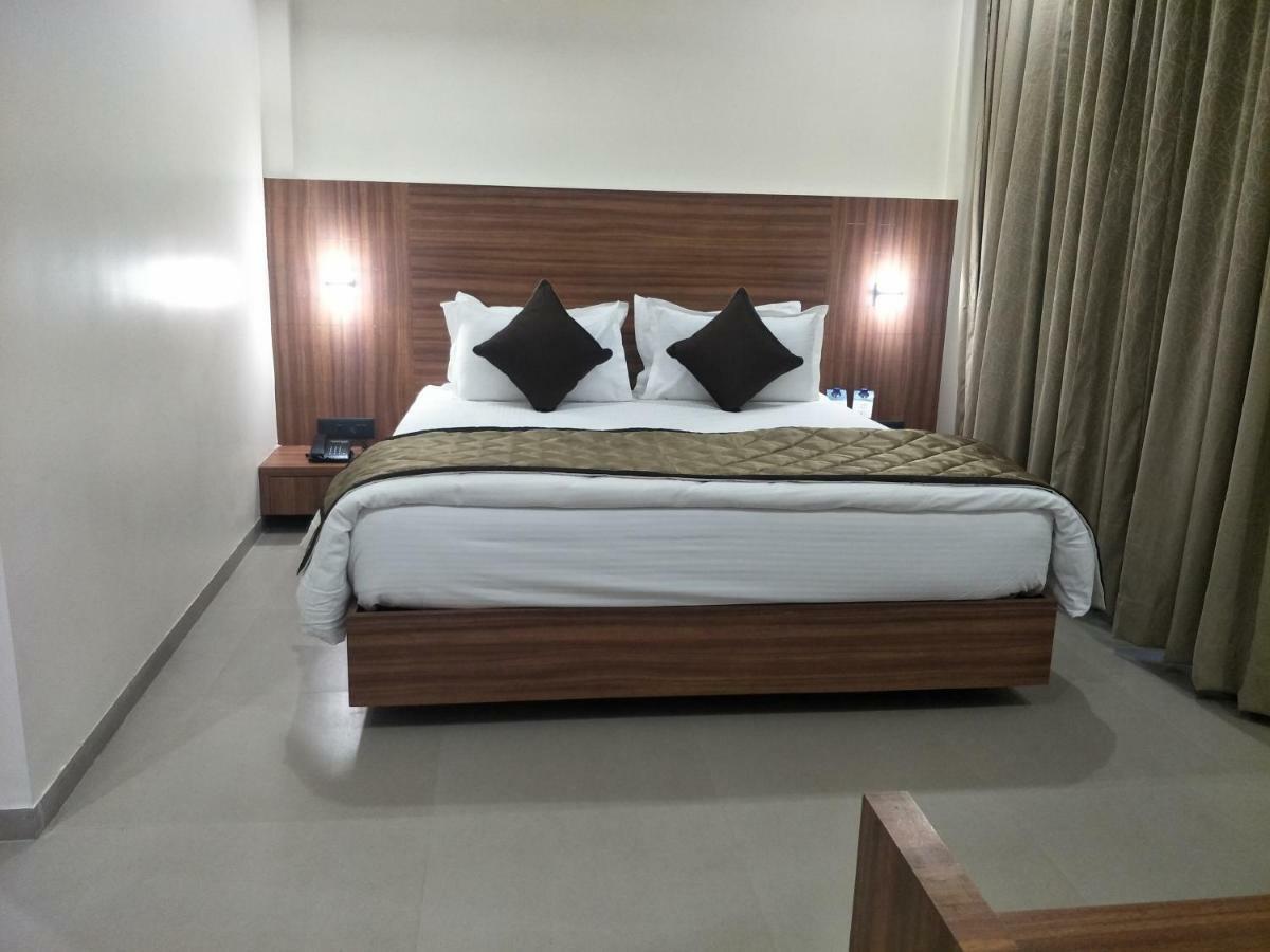 Kyriad Hotel Solapur By Othpl Екстериор снимка