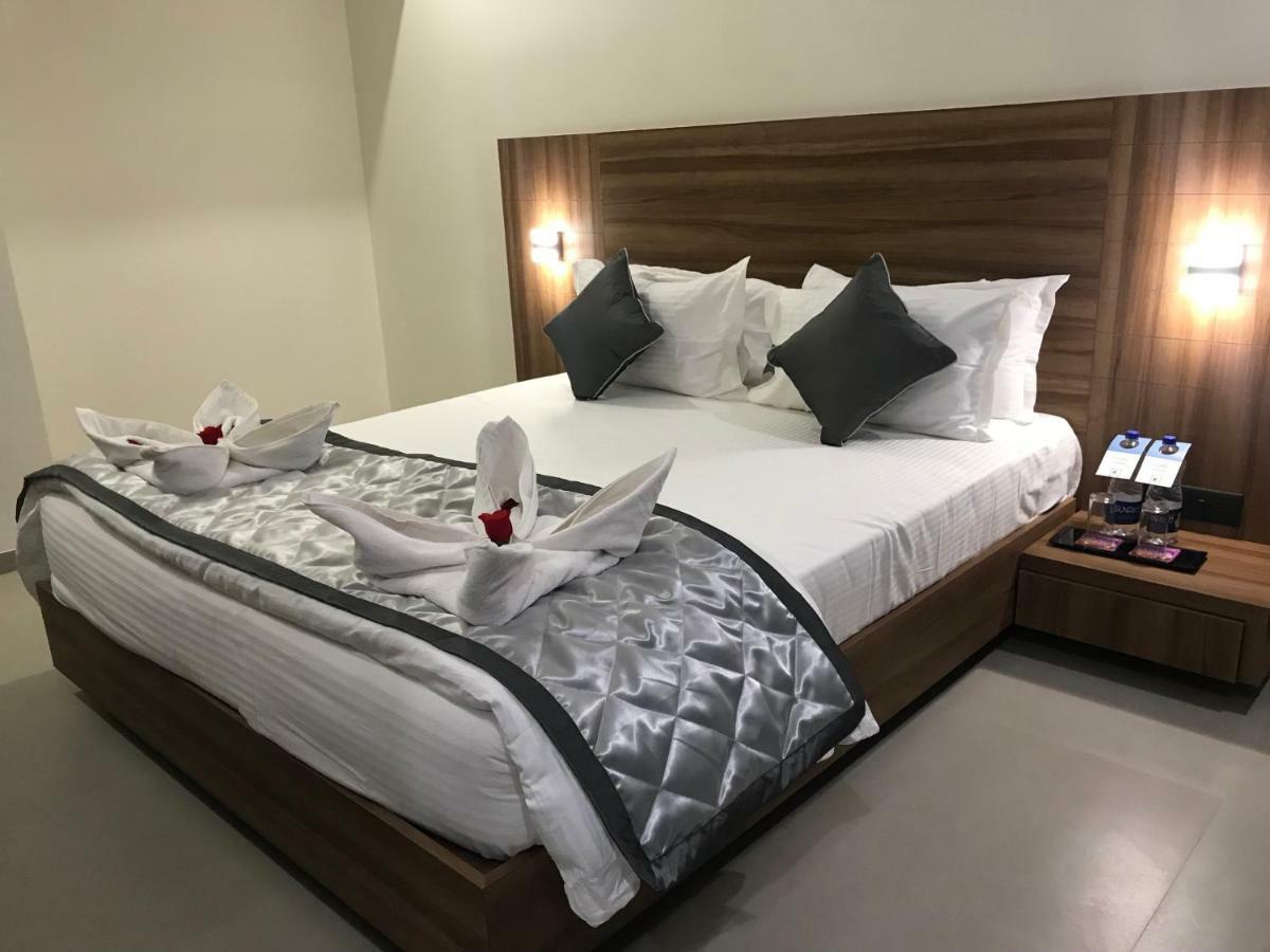 Kyriad Hotel Solapur By Othpl Екстериор снимка
